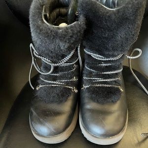 UGG Viki Waterproof Fashion Sneaker